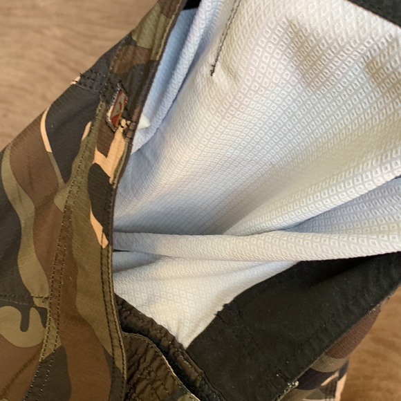 Quicksilver Camo Board Shorts, Size 36. - Picture 7 of 10